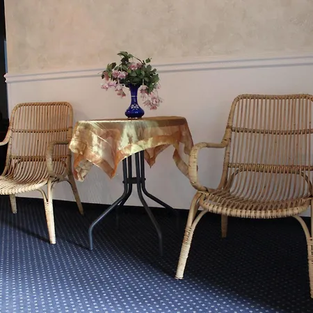 Lukas كارلوفي فاري